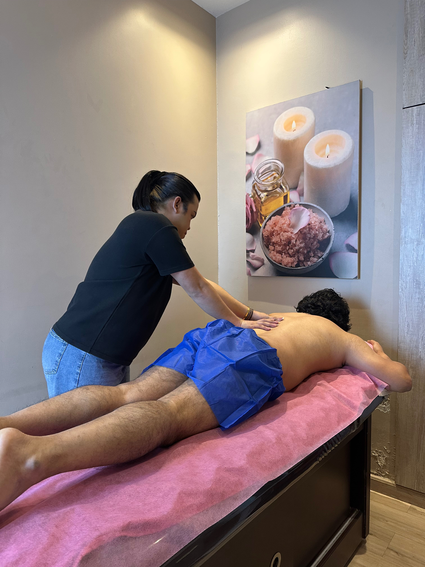 Relaxing body massage at Relaxxa